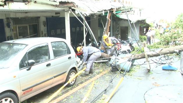 蘇力猛襲 台電動員超過2千人冒雨加班搶修 全台停電戶破百萬 北部核電廠降載 尚有8萬餘戶待復電